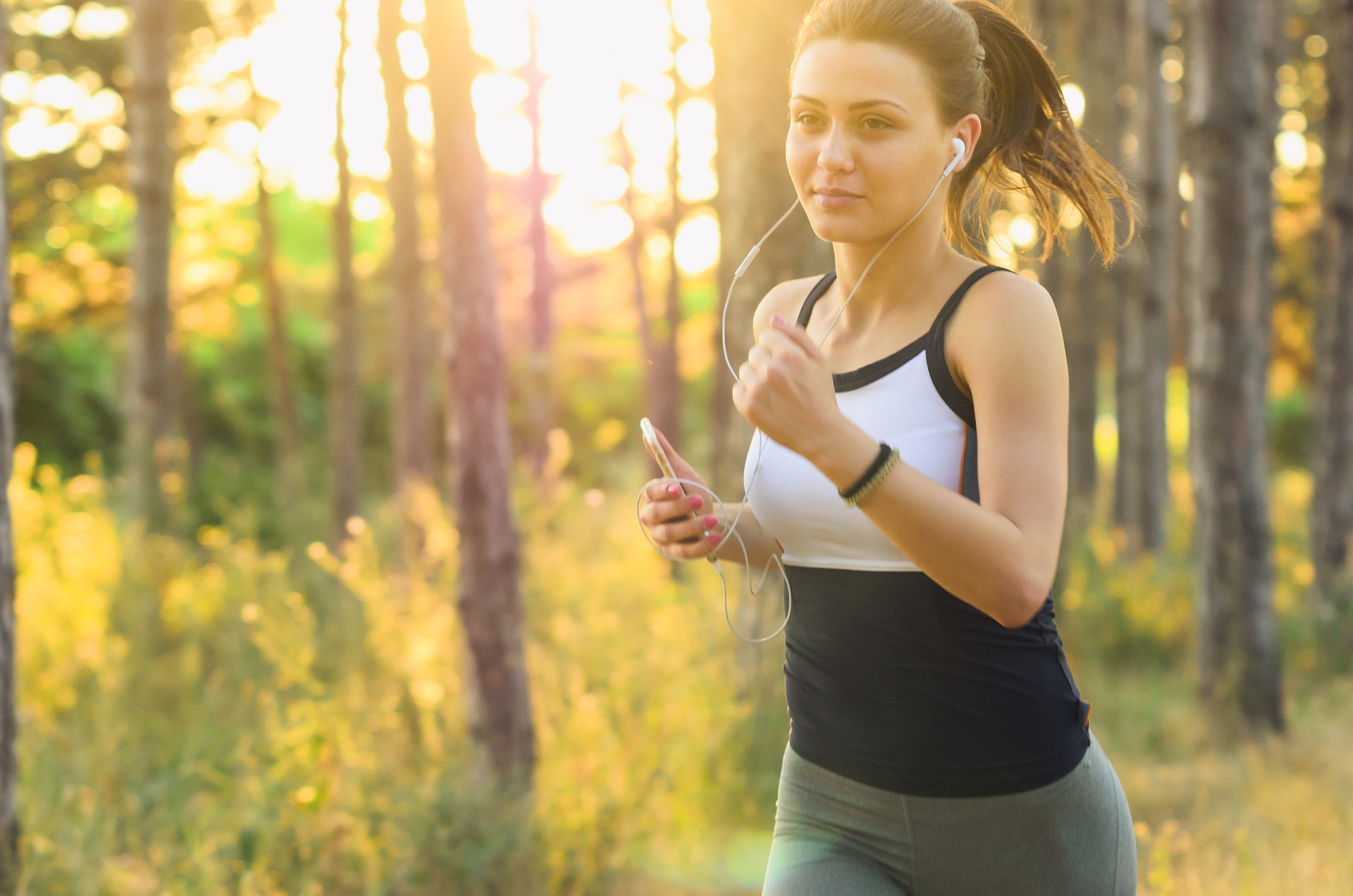 Mujer activa corriendo al aire libre representando un estilo de vida saludable con el suplemento de glutatión Immunocal en Florida